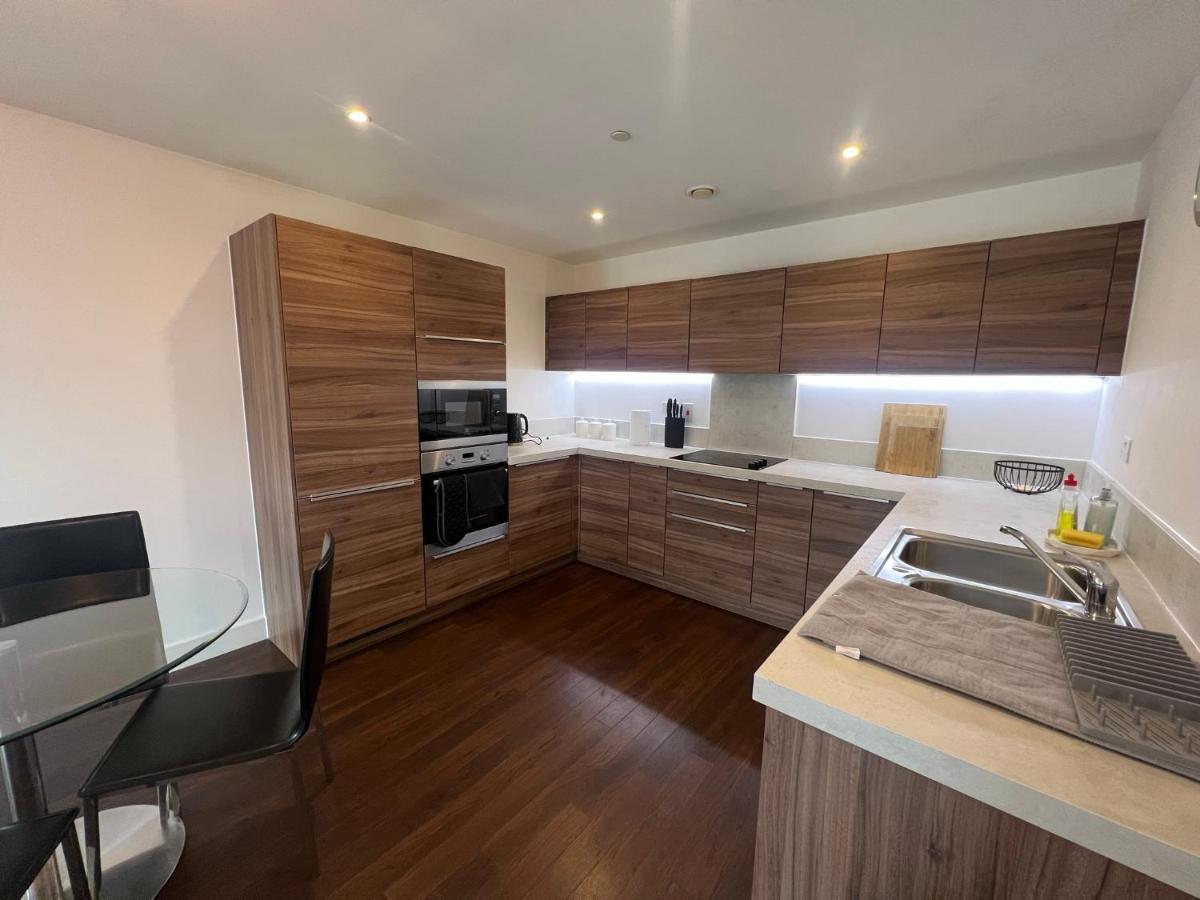Modern 2br 2ba Wparking Sleeps 6 Comfortably * London