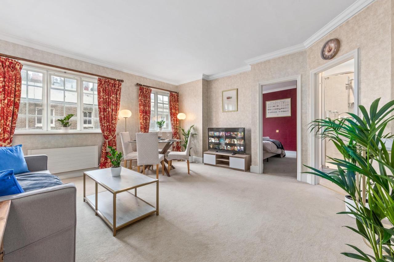 The Mayfair Large Snug * London