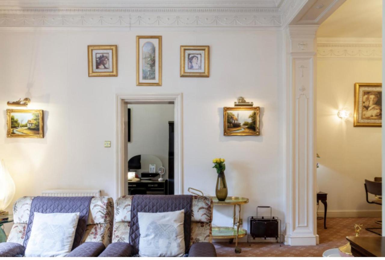 Large 3 Bed In Kensington Gardens Apartamento