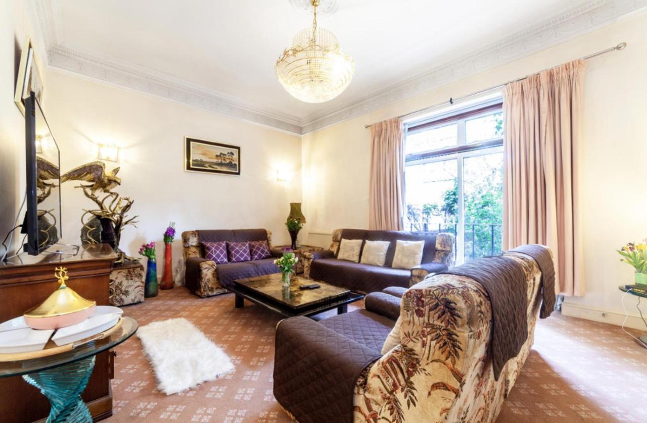 Large 3 Bed In Kensington Gardens Apartamento *