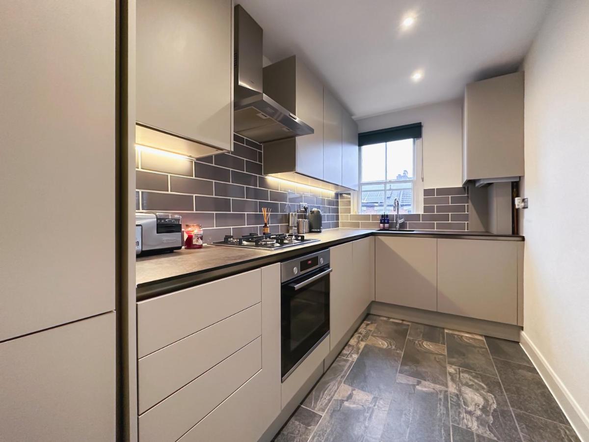 Bright & Cosy Flat - Perfect For Visiting Apartment *