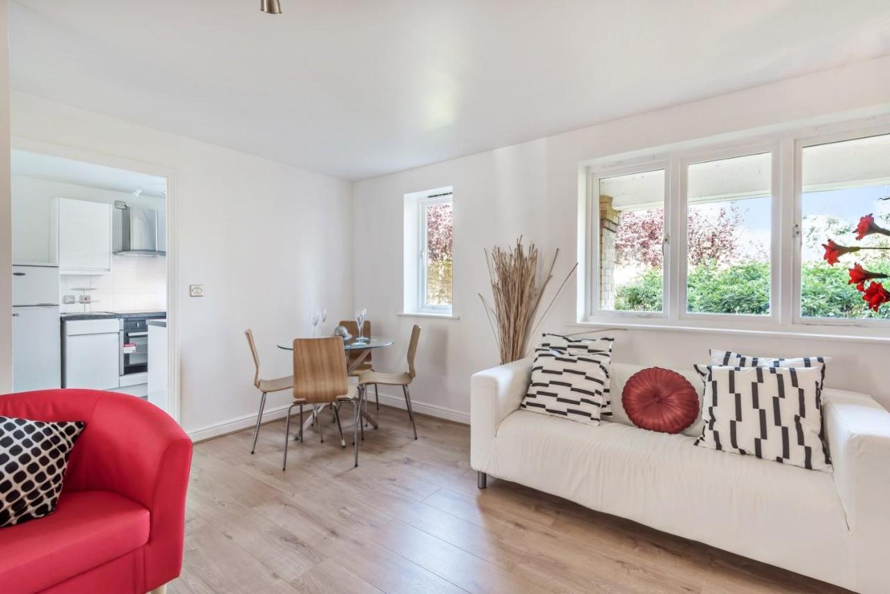 Apartment 2 Bed Flat, Dedicated Workspace, Parking, 4ktv