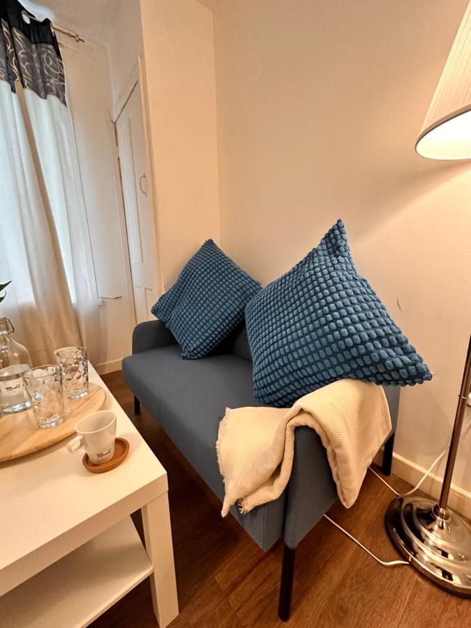 Perfect Family Next To Bridge London
