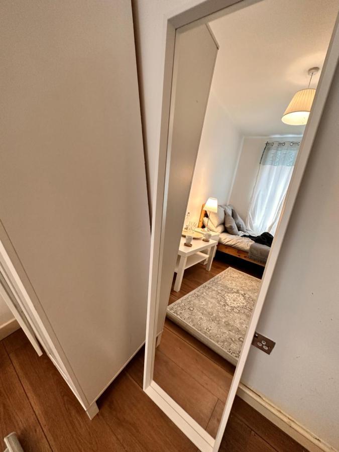 Perfect Family Next To Bridge * London