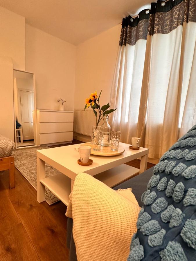 Perfect Family Next To Bridge London