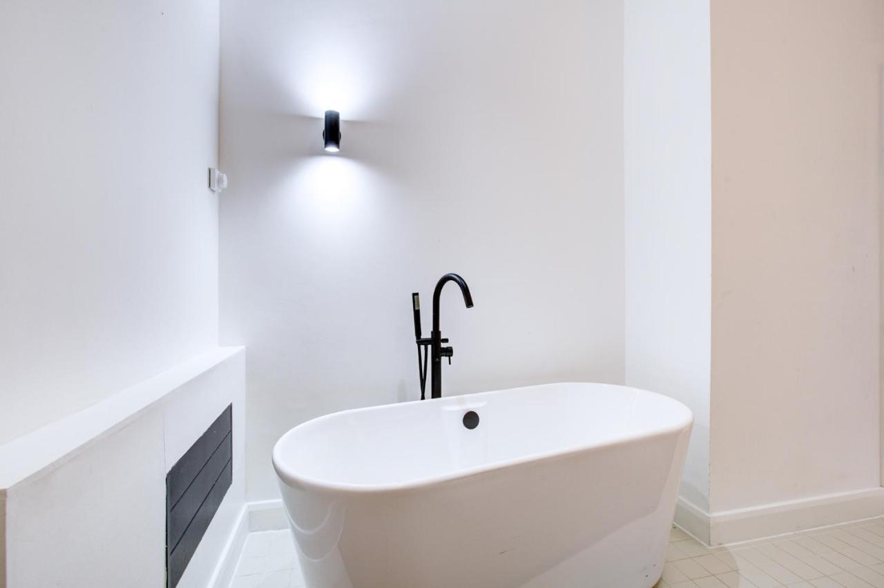 Apartment Stylish 1br Unit, Super Fast Internet, Gated Complex - Near Queen's Park! *