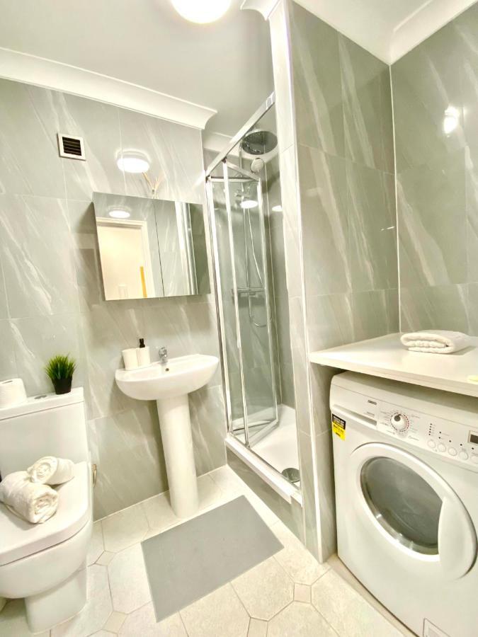 Apt- Balcony-kensington- 24 7 Security Apartment *