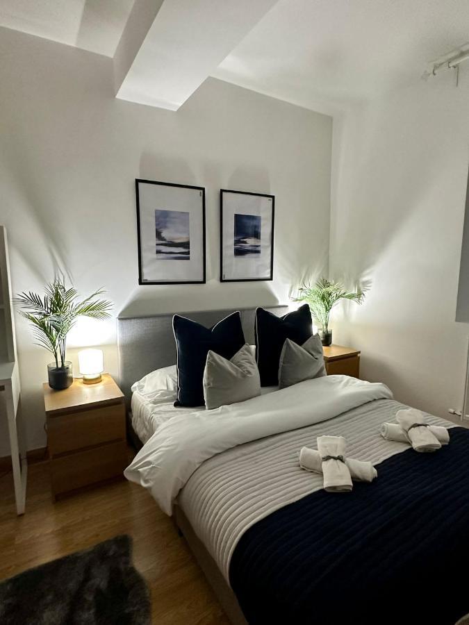 Retreat To A Stylish Ensuite In Holiday home *