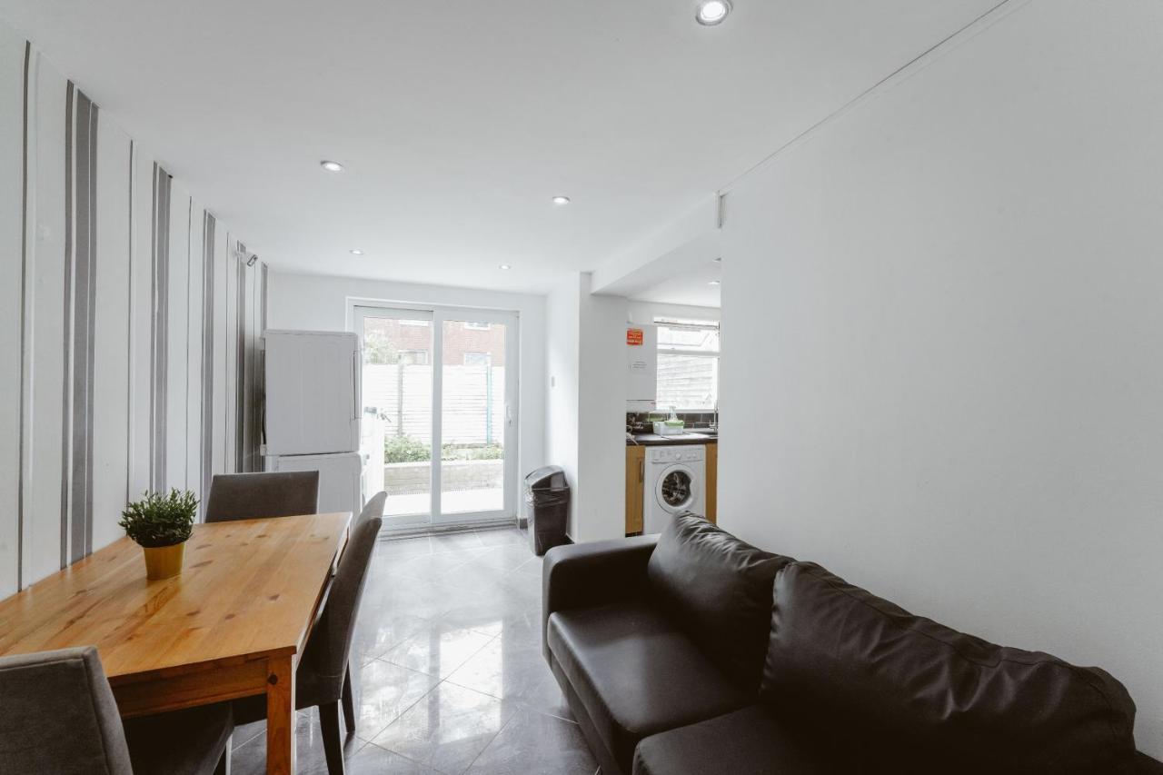Guest house Great In Stepney Station - 12