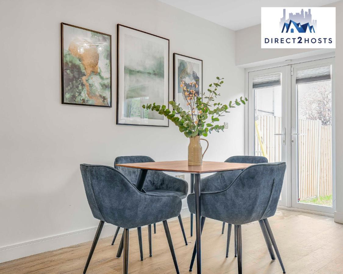 Apartment Stylish West Oasis: Two-bedroom With Workspace