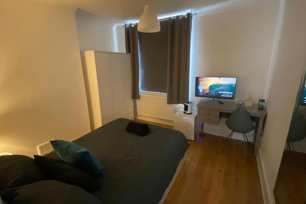 2 Bedroom Flat In Camberwell - Location With Excellent Connections To Tourist Attractions And Main Airports *
