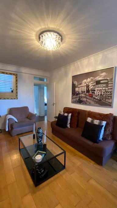 2 Bedroom Flat In Camberwell - Location With Excellent Connections To Tourist Attractions And Main Airports *