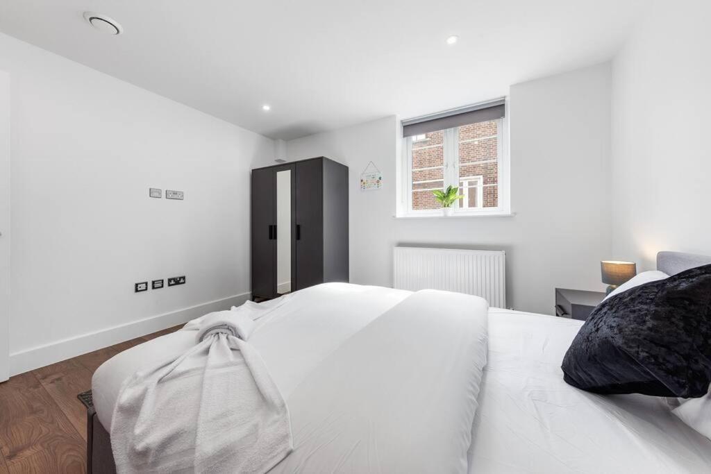 Sleep 8 Eye Wrf London