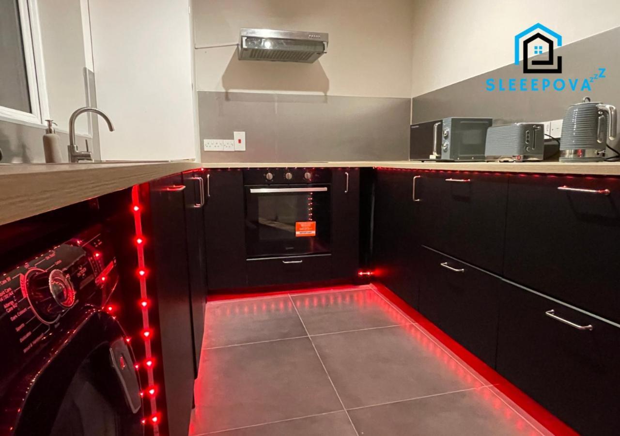 Luxury Haven: Spacious 2-bedroom Serviced Flat For Families & Business London