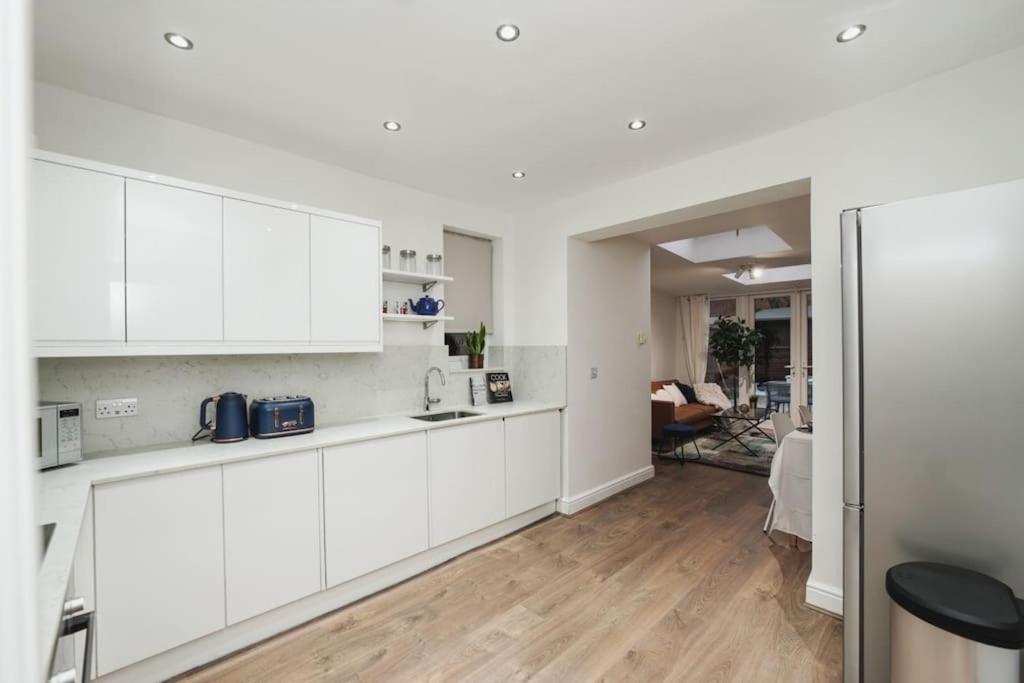 Newly Renovated Modern 4 Bed 3 Bath