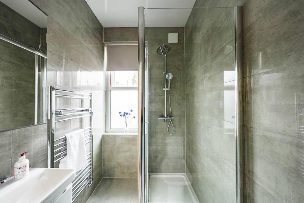 Newly Renovated Modern 4 Bed 3 Bath Apartamento Londres