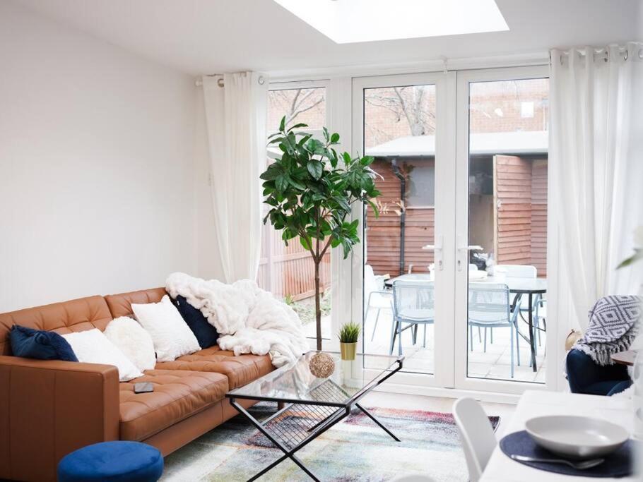 Newly Renovated Modern 4 Bed 3 Bath Apartamento Londres