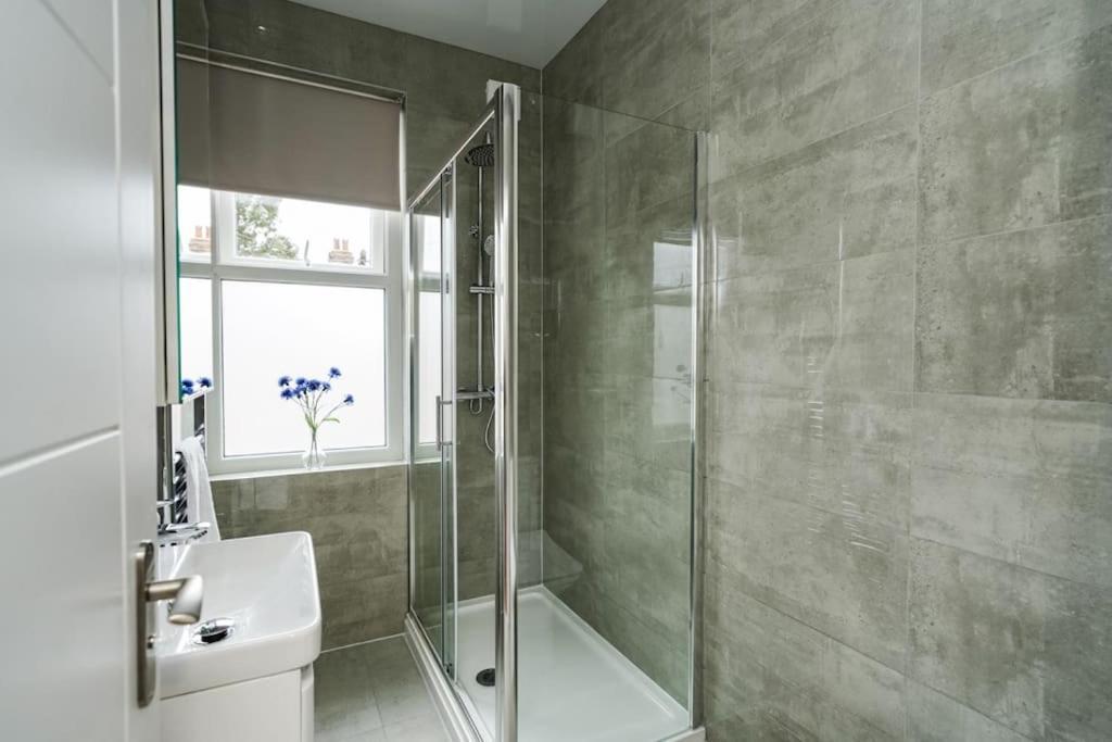Newly Renovated Modern 4 Bed 3 Bath Apartamento *