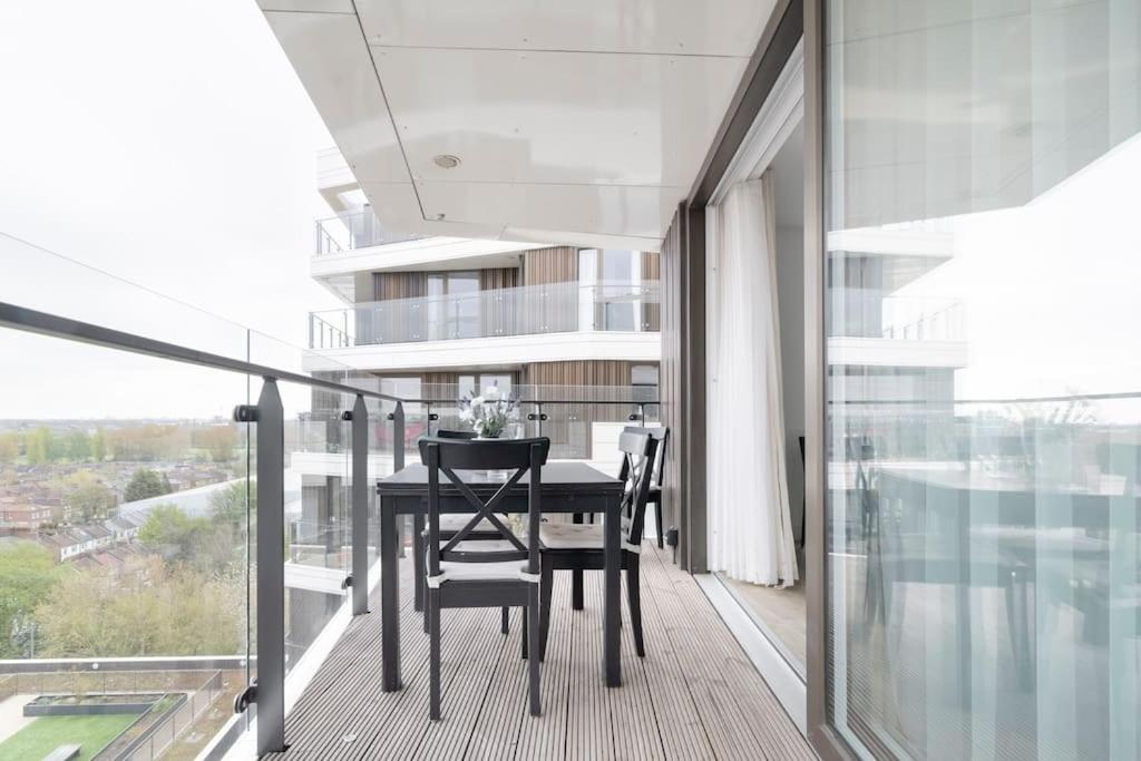 Lovely En-suite Flat With Balcony And Parking. Londres