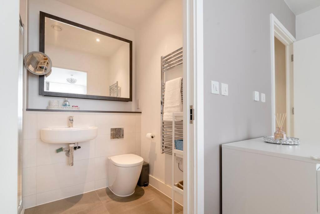 Lovely En-suite Flat With Balcony And Parking. Londres