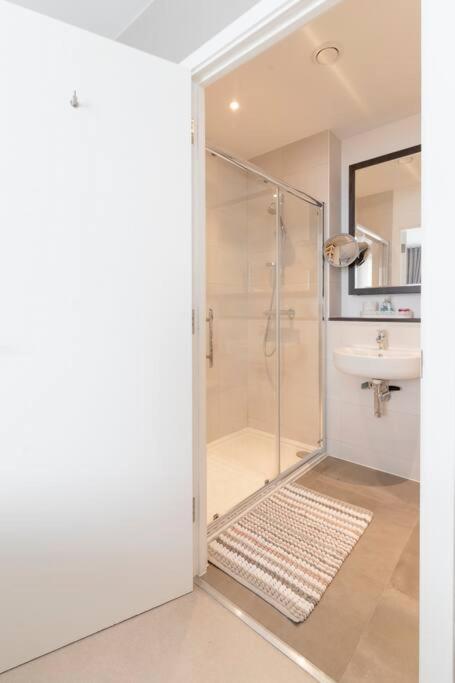 Lovely En-suite Flat With Balcony And Parking. Apartamento Londres