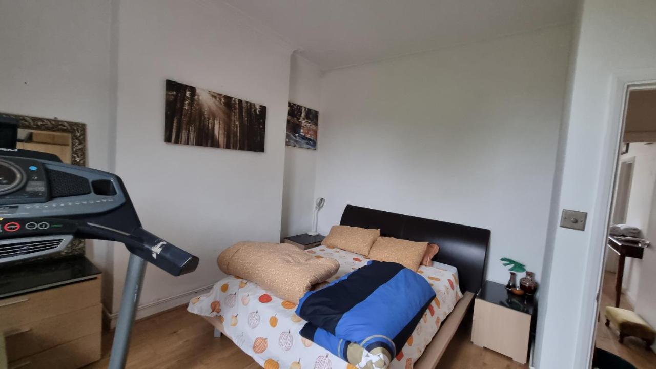 Bed & Breakfast Extra Large One Bedroom Flat With Parking London