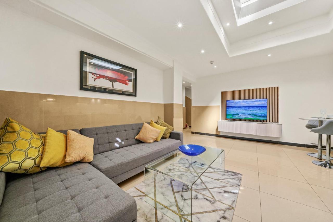 Baker Street Apartment *
