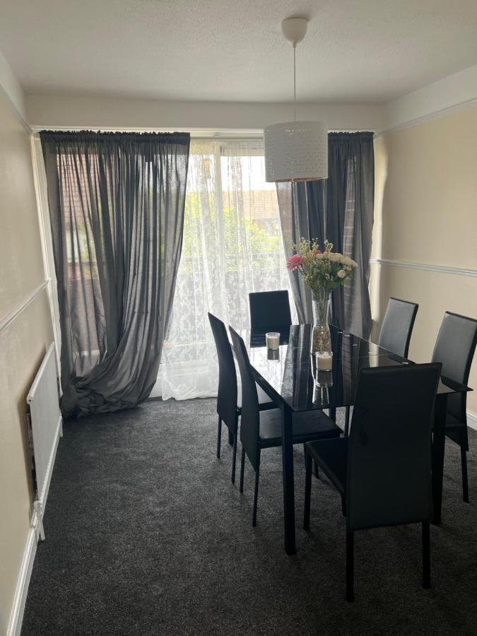 Stunning 3 Bedroom Property- Large *