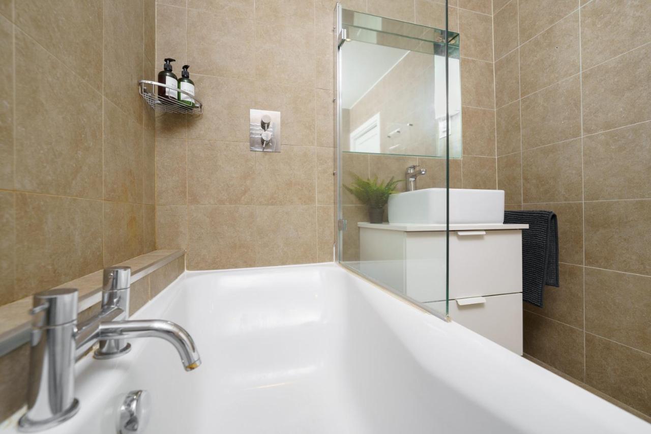 Huge & 3 Bedr, 4 Beds, Covent Gdn * London