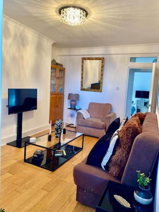 2 Bedroom Flat In Camberwell - Location With Excellent Connections To Tourist Attractions And Main Airports Apartment