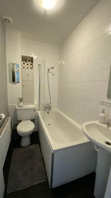 Apartment 2 Bedroom Flat In Camberwell - Location With Excellent Connections To Tourist Attractions And Main Airports *