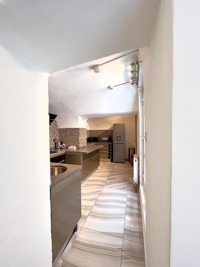 The Beverley - Victoria Apartment