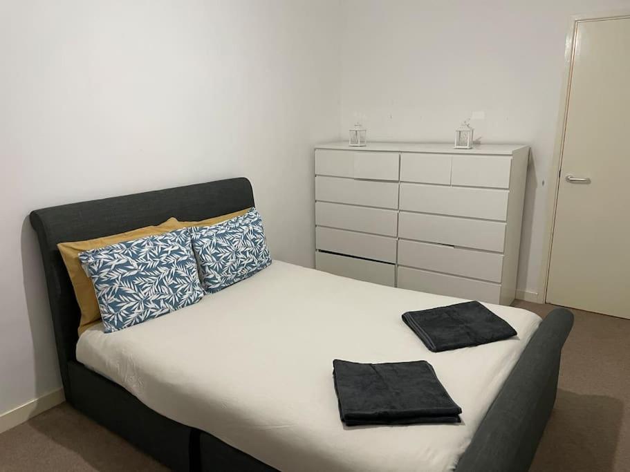Spacious 2 Bedroom Modern Flat & Parking Apartment London
