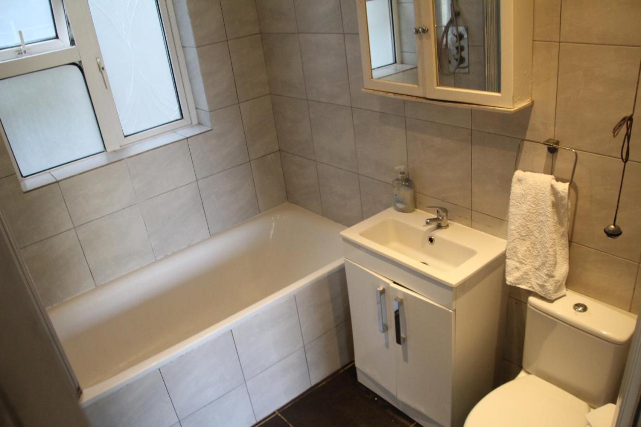 Comfortable Single Bed Garden View Homestay London