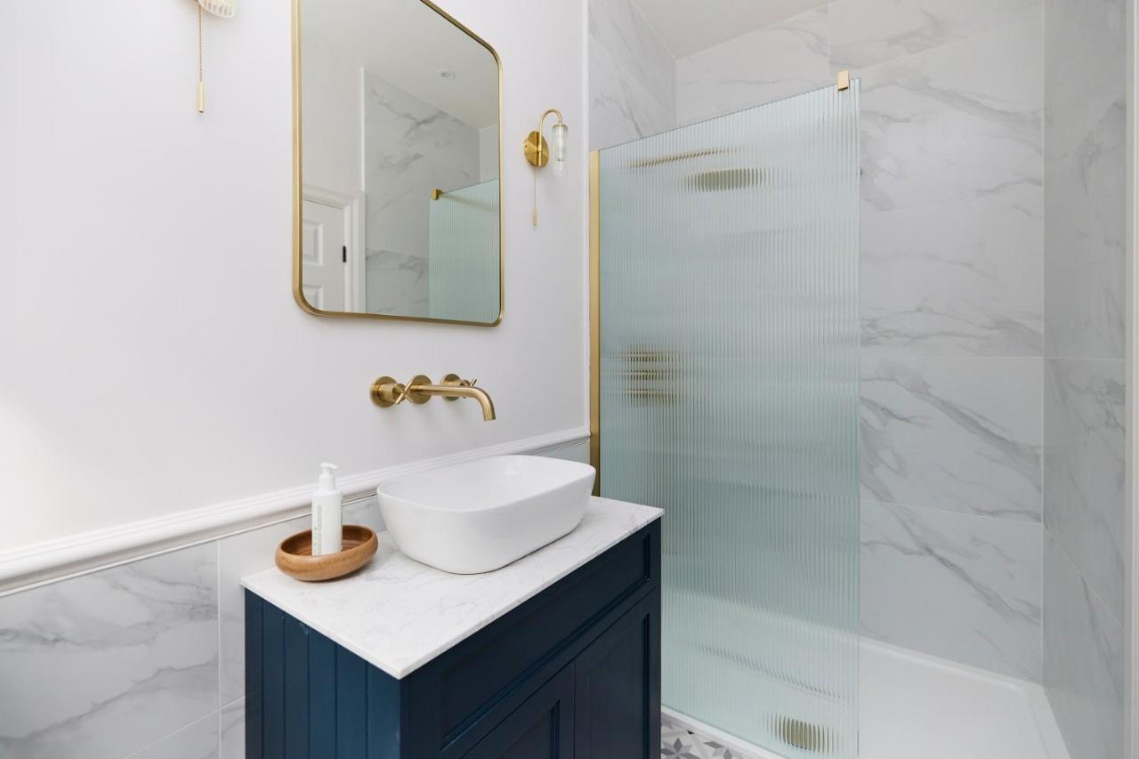 The Elmfield Road Wonder - Dazzling 2bdr Flat