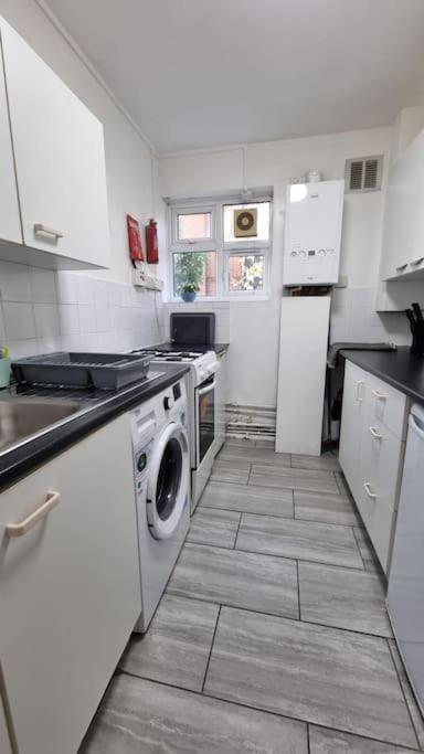 2 Bedroom In Kennington Apartment *