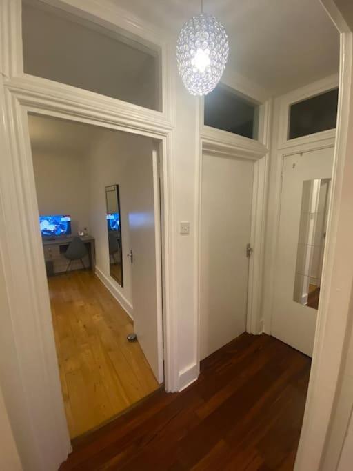 2 Bedroom Flat In Camberwell - Location With Excellent Connections To Tourist Attractions And Main Airports Apartment London