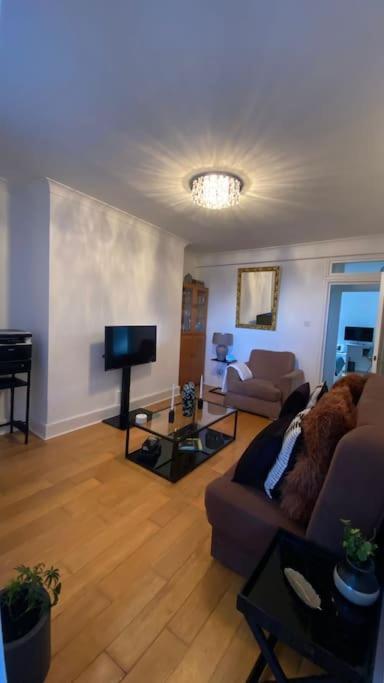 Apartment 2 Bedroom Flat In Camberwell - Location With Excellent Connections To Tourist Attractions And Main Airports