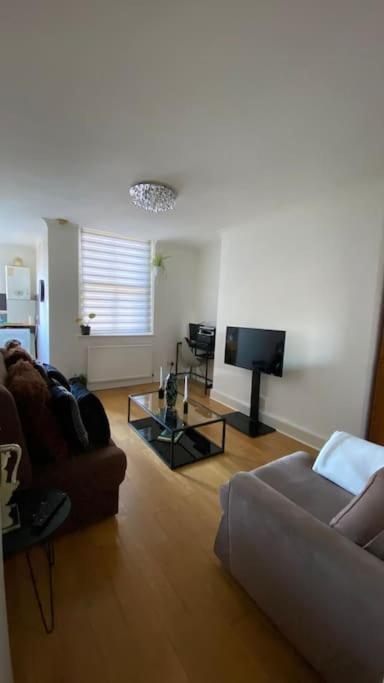 2 Bedroom Flat In Camberwell - Location With Excellent Connections To Tourist Attractions And Main Airports * London