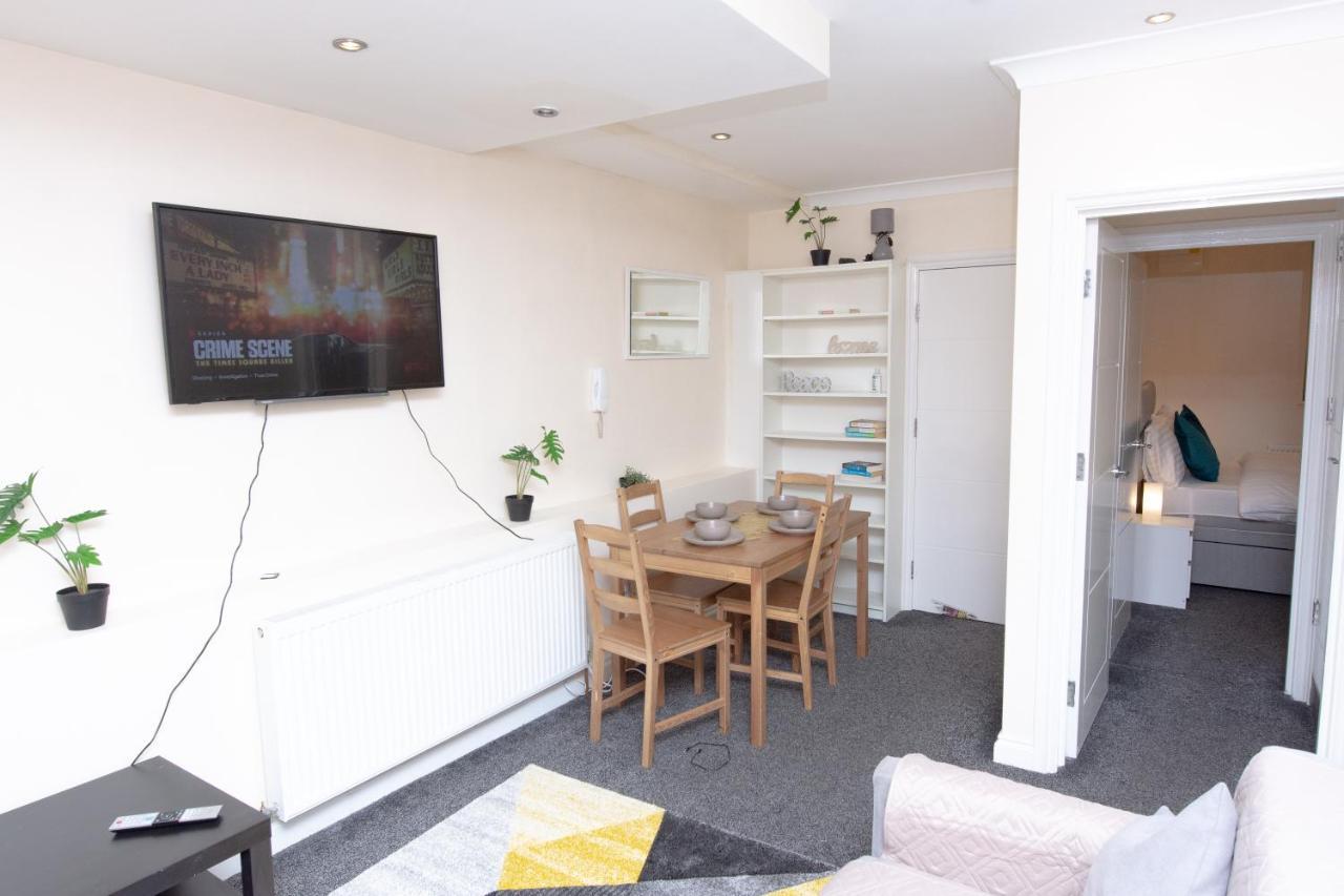 Evergreen Apartments-flat 7, * London