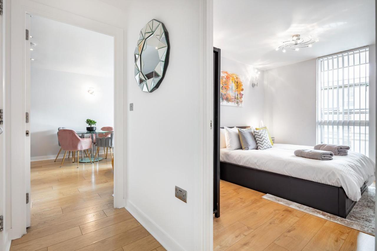 Stunning With Underground Parking! Londres