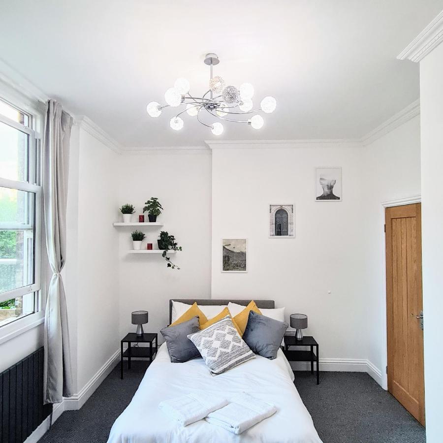 Stunning 2 Bed 2 Bath Luxury Apartment! * London