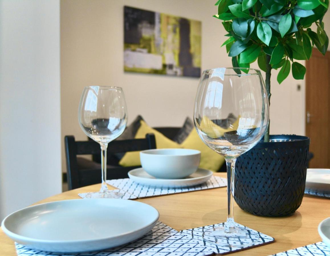 Stunning 2 Bed 2 Bath Luxury Apartment! * London