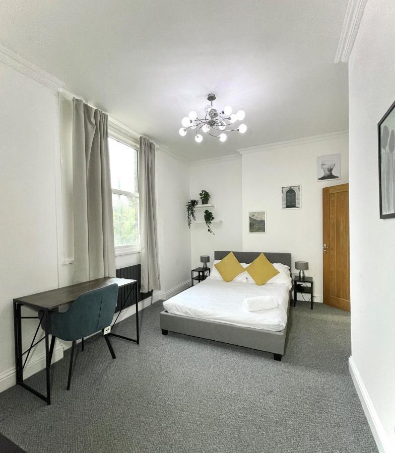 Stunning 2 Bed 2 Bath Luxury Apartment! London