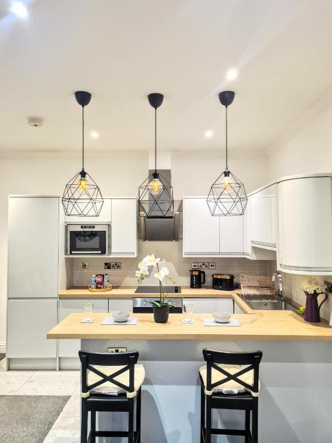 Stunning 2 Bed 2 Bath Luxury Apartment! London
