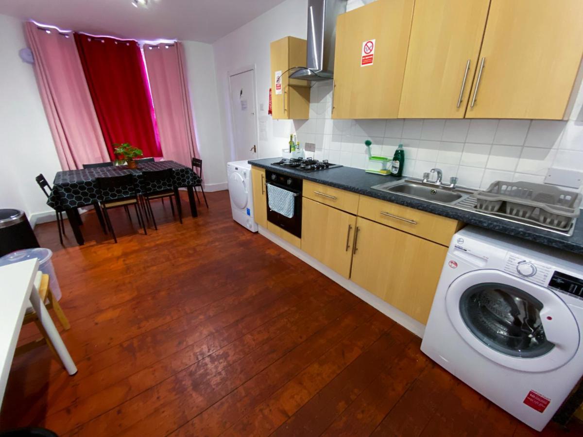 4 Bedroom House Parking & Garden Near Central * London