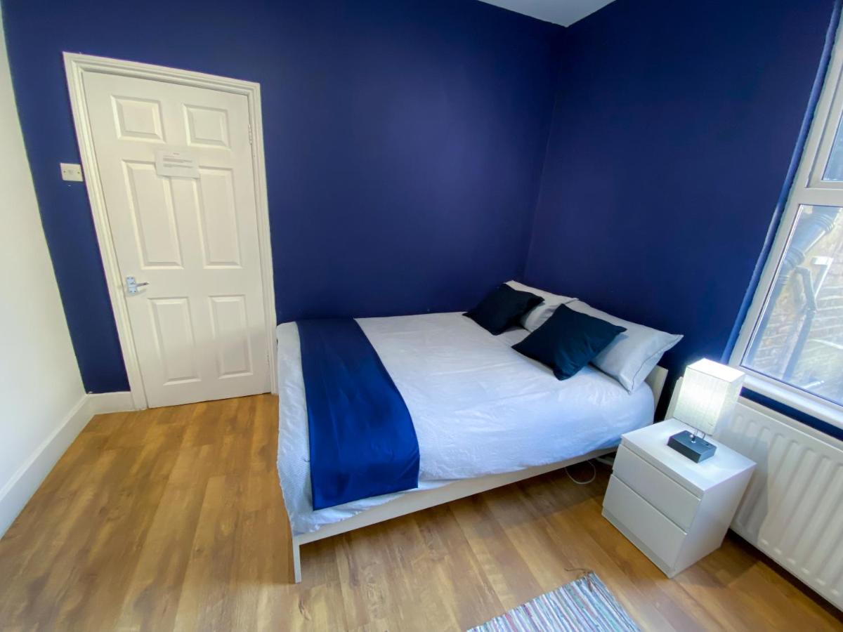 4 Bedroom House Parking & Garden Near Central London