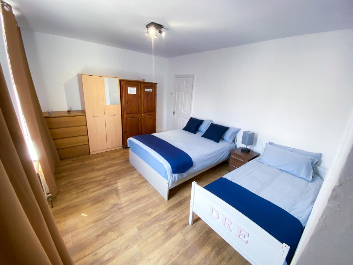 4 Bedroom House Parking & Garden Near Central * London