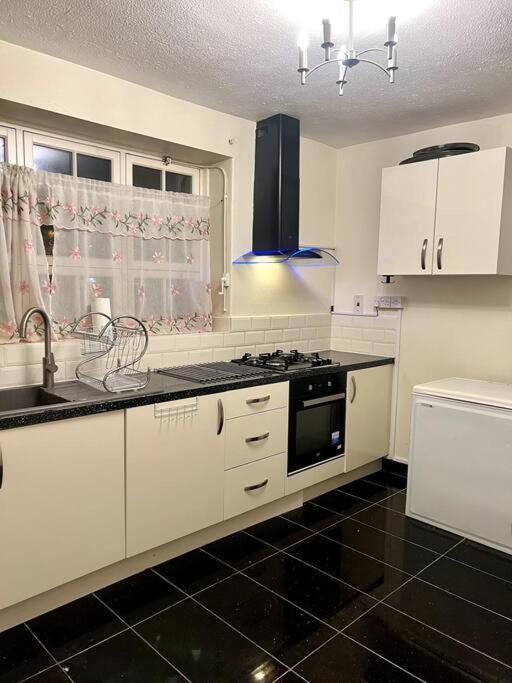 2 Bedroom Flat In Vauxhall, *