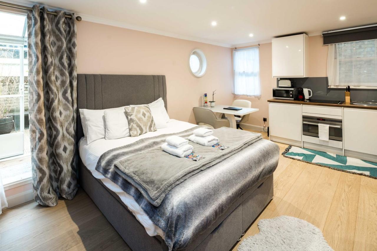 Superb Chelsea Rare Find With Patio 2 Min From Tube Apartment *